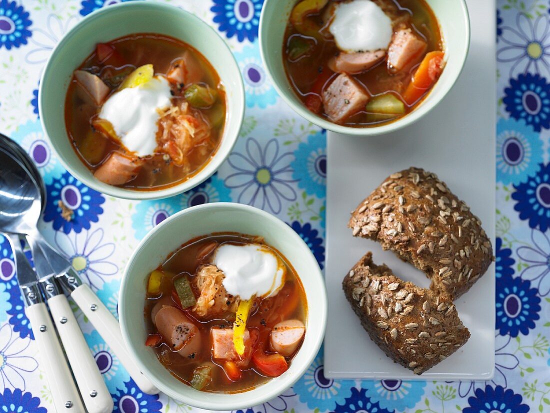 Sauerkraut-Paprika-Suppe mit Würstchen