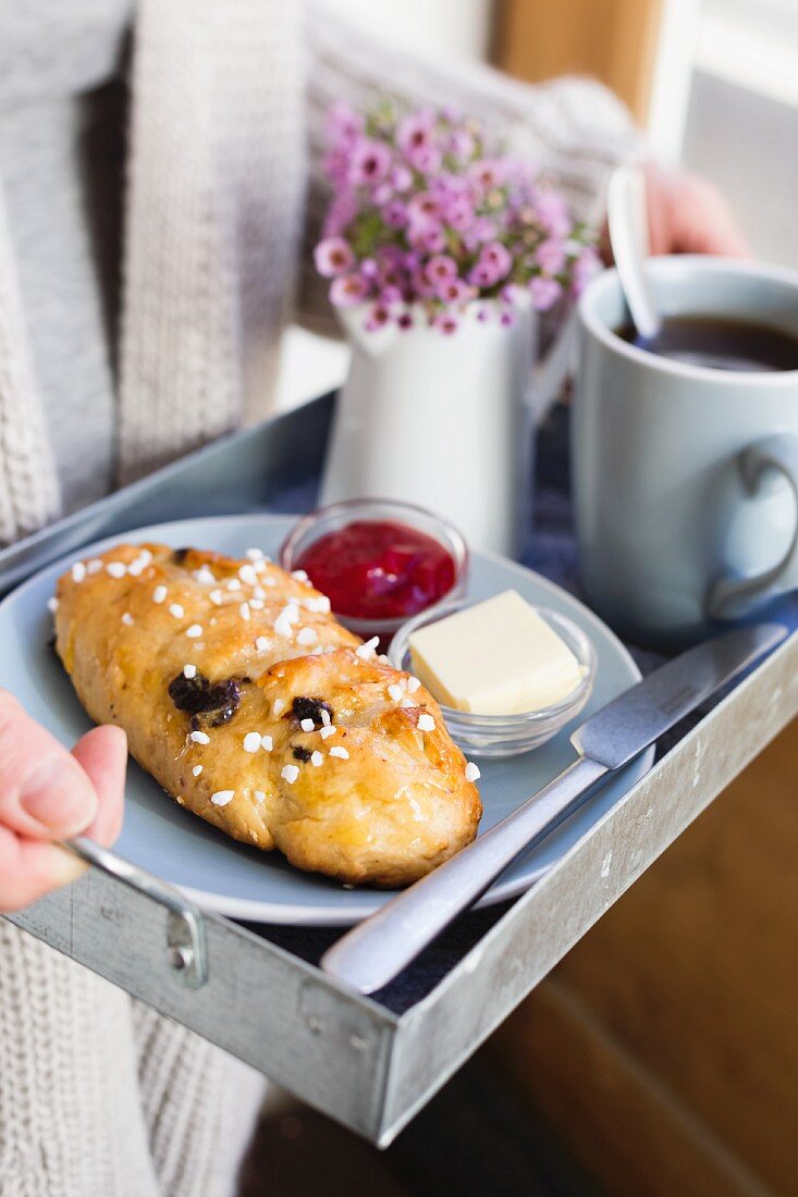 Rosinenbrötchen mit Hagelzucker und Marmelade