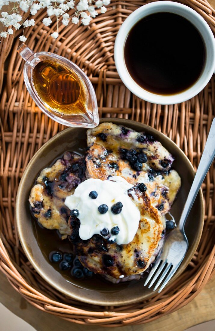 Yoghurt pancakes with blueberries
