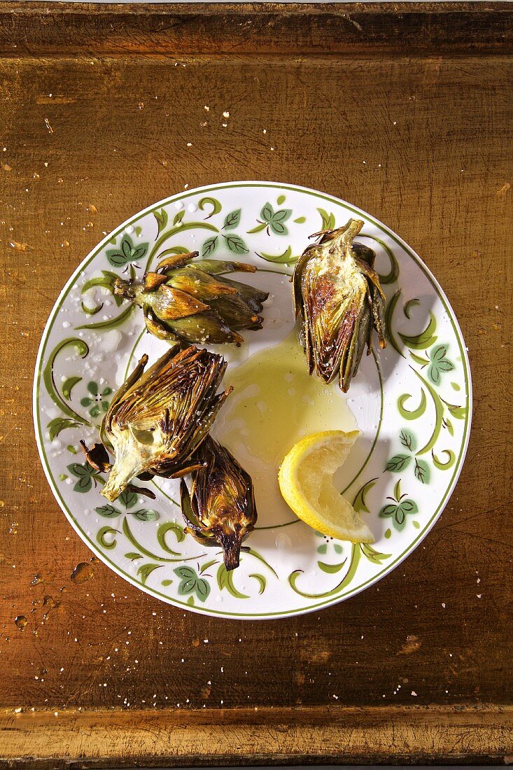Grilled artichokes with lemon