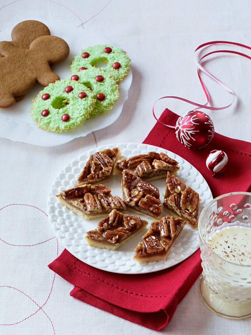 Pecannuss-Lebkuchen, Weihnachtskranzplätzchen und Lebkuchenmännchen