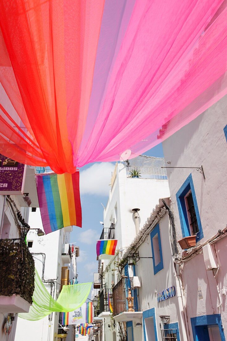 Geschmückte Häuser fürs Gay-Pride Festival in der Altstadt von Ibiza (Spanien)