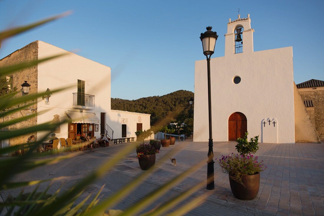 Kirche, Dorfplatz und Restaurant Can Berril Vell in San Agustin des Vedra (Ibiza, Spanien)