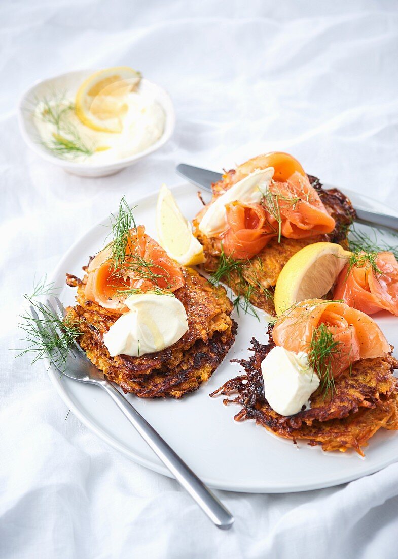 Süsskartoffelröstis mit geräucherter Lachsforelle und Creme Fraiche