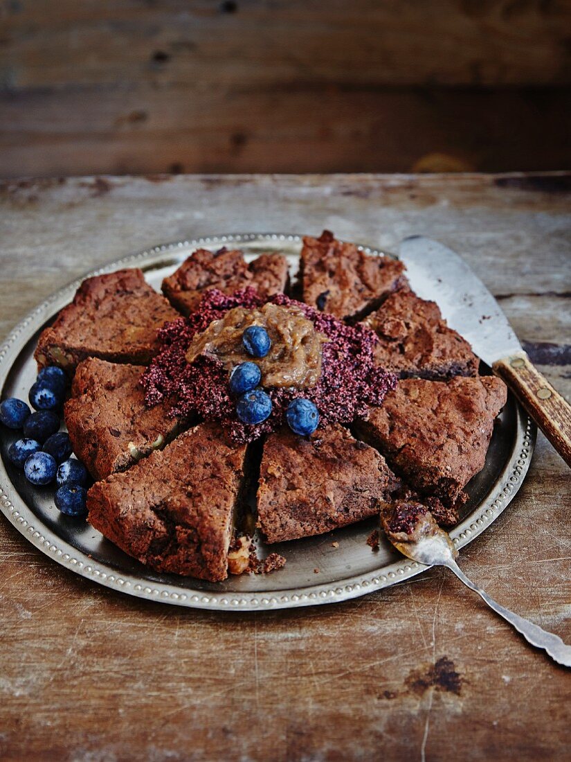 Glutenfreier Schokoladen-Mudcake mit Nüssen und Heidelbeeren