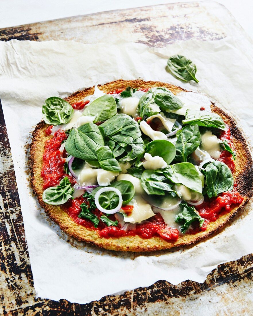 Cauliflower pizza with goat's cheese and spinach