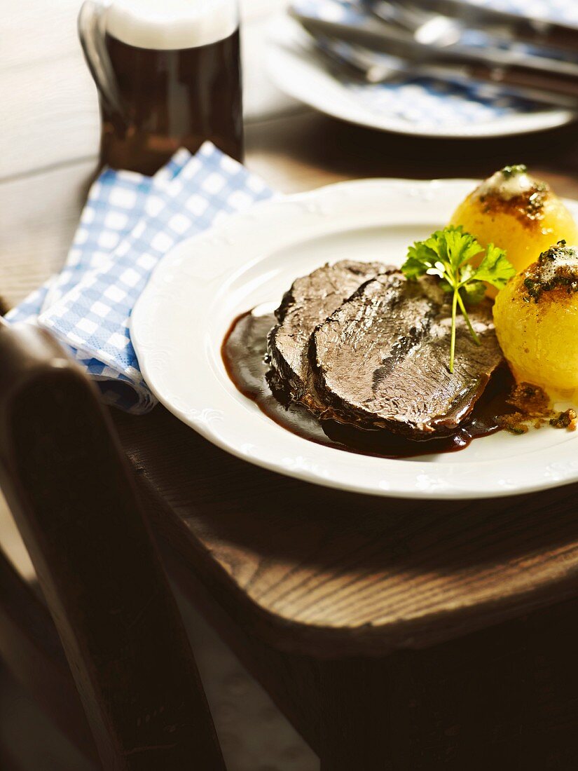 Boeuf à la mode mit Kartoffelklössen