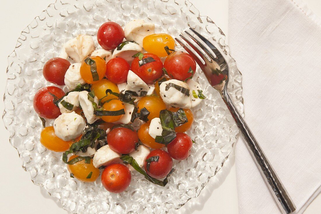 Traubentomatensalat mit Mozzarella und Basilikum (Draufsicht)