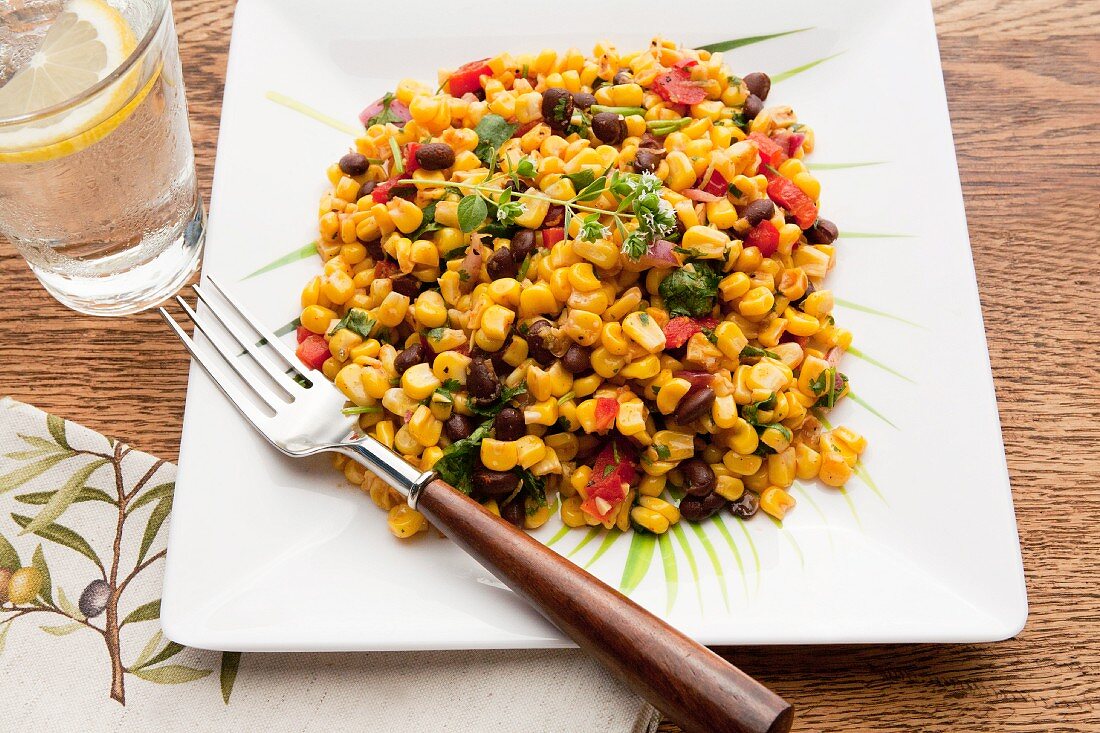 Gebratener würziger Maissalat mit Bohnen