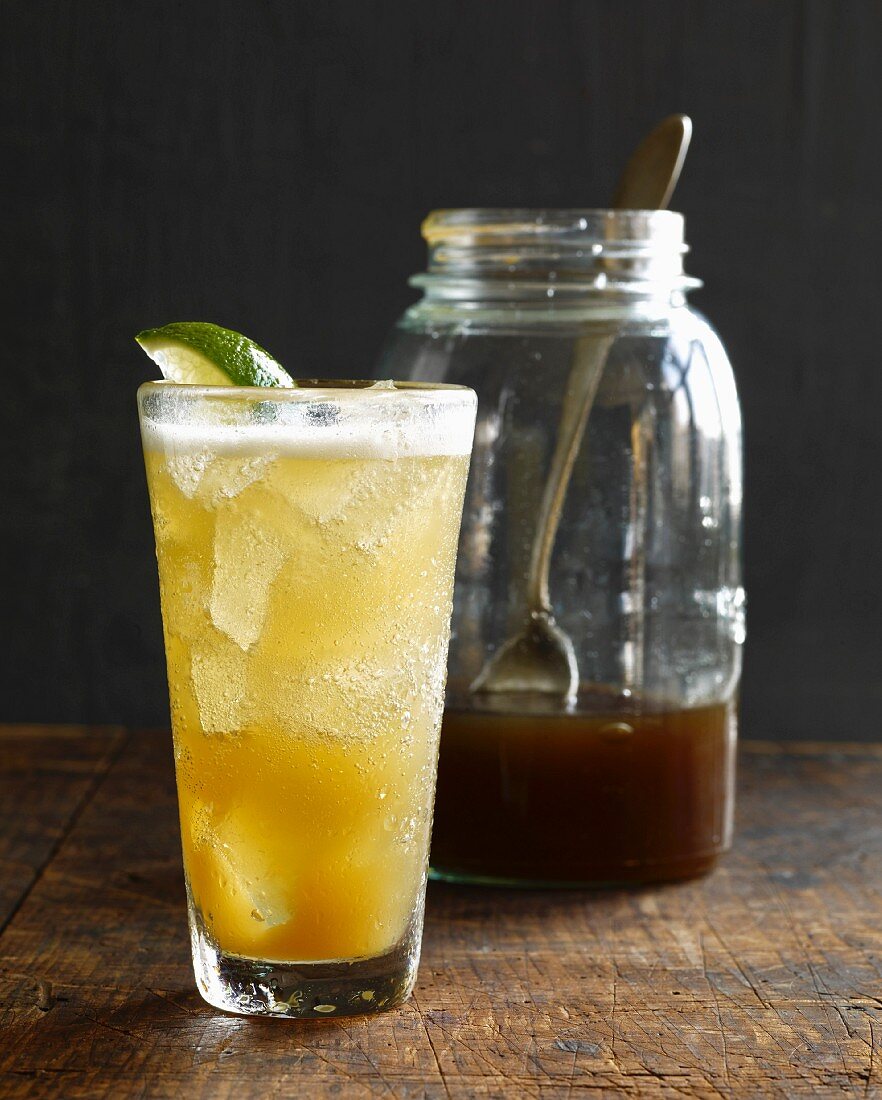 Ginger Ale im Glas mit Eiswürfeln