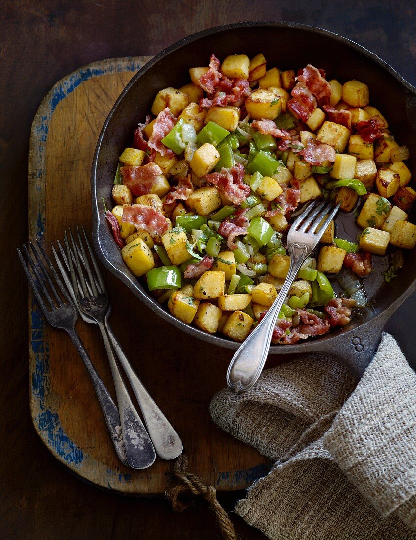 Steckrübenpfanne mit Speck