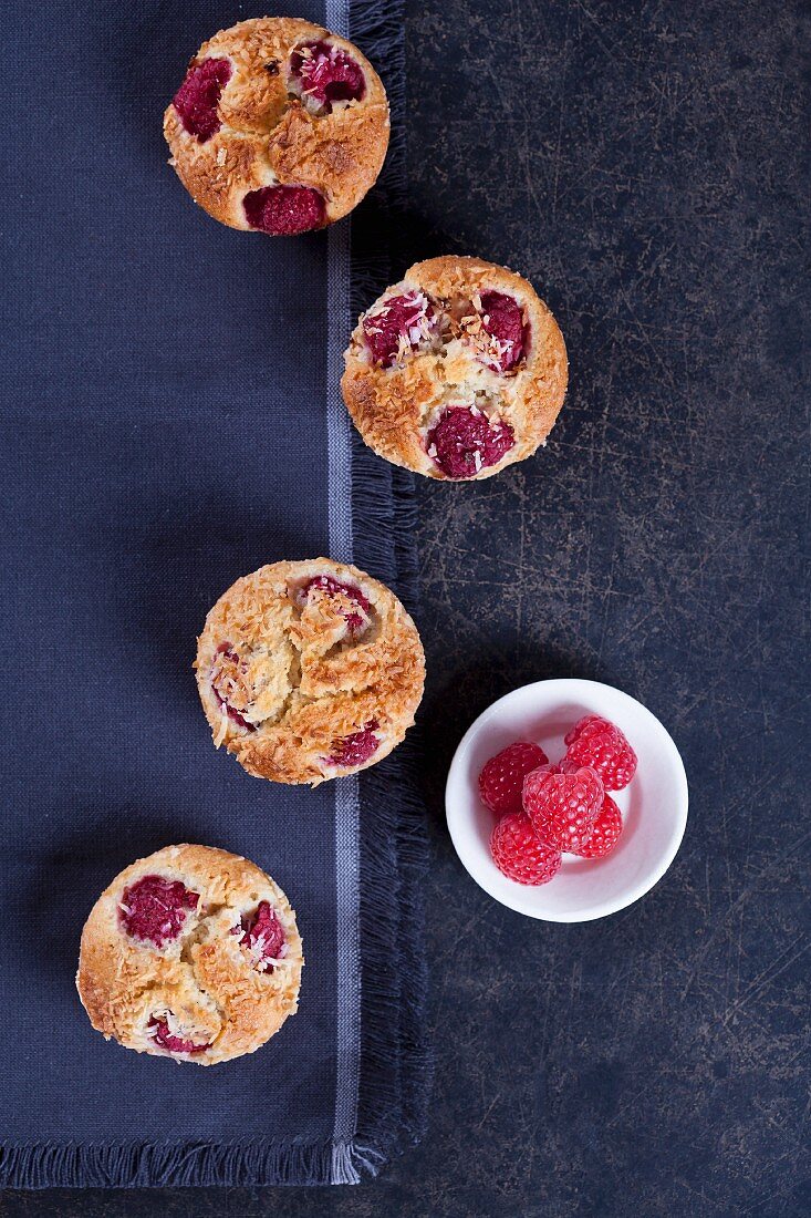 Himbeer-Financiers mit Kokos