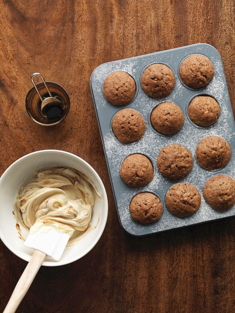 Mini-Kaffee-Walnuss-Küchlein mit Bananen in Muffinform