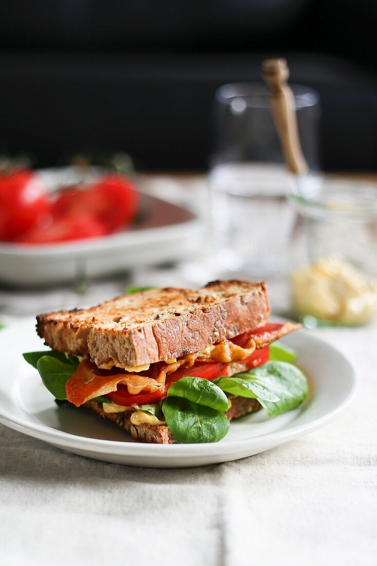 BLT-Sandwich mit Bacon, Tomate und Spinat