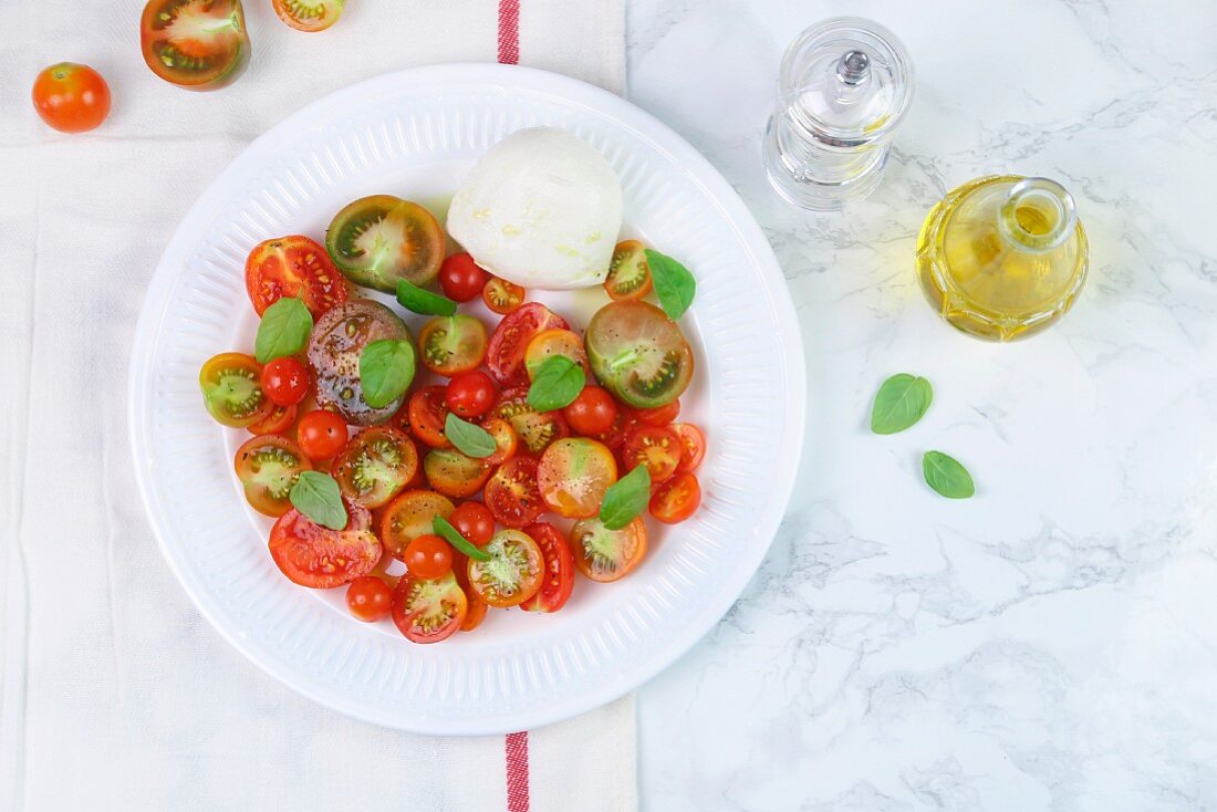 Insalata caprese (Tomatoes with mozzarella and basil)