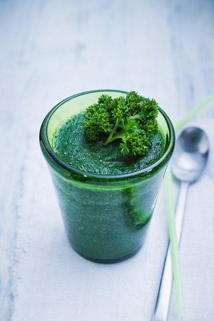 Grüner Smoothie mit Gurke, Apfel und Petersilie