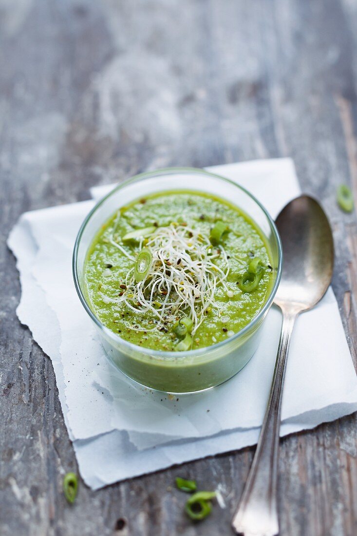 Cold spinach and fennel soup with alfalfa sprouts