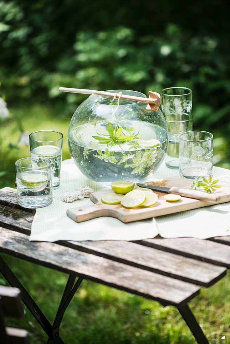 Waldmeisterbowle auf Gartentisch