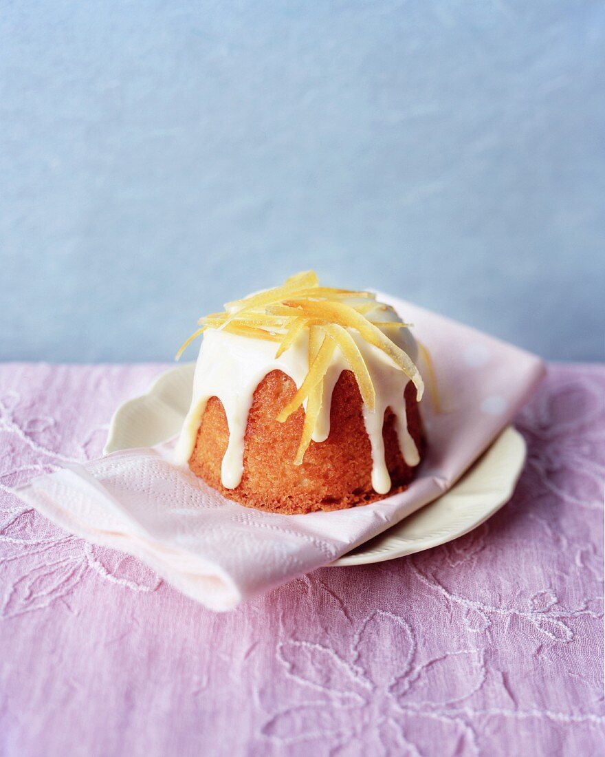 Lemon drizzle cake (lemon cake, England)