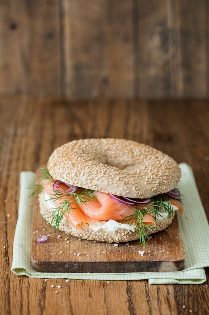 Bagel mit Frischkäse, Lachs, Dill und roten Zwiebeln