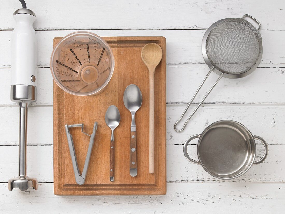 Kitchen utensils for cherry purée with cereal flakes