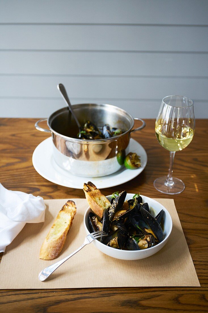 Mussels with grilled lime, sesame seeds and coriander served with ciabatta bread and white wine