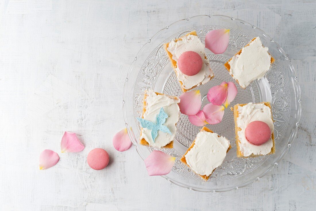 Zitronenkuchen mit Quarkcreme und Macarons mit Rosengeschmack