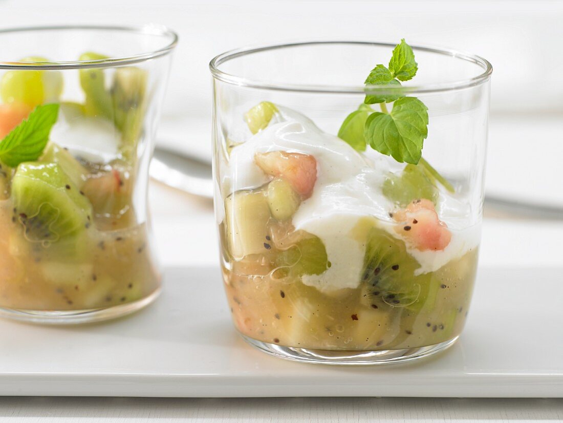 Green fruit jelly with yoghurt