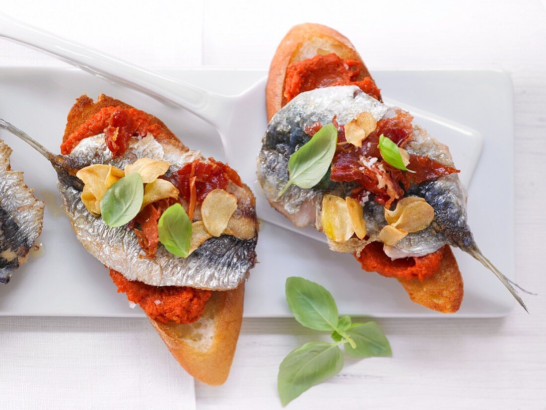 Paprika-Crostini mit Sardinen