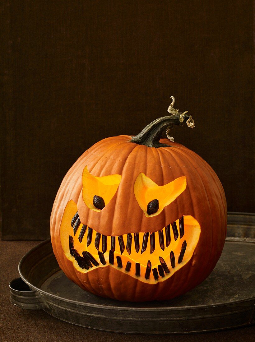Ein Halloween-Kürbis mit gruseligem Gesicht