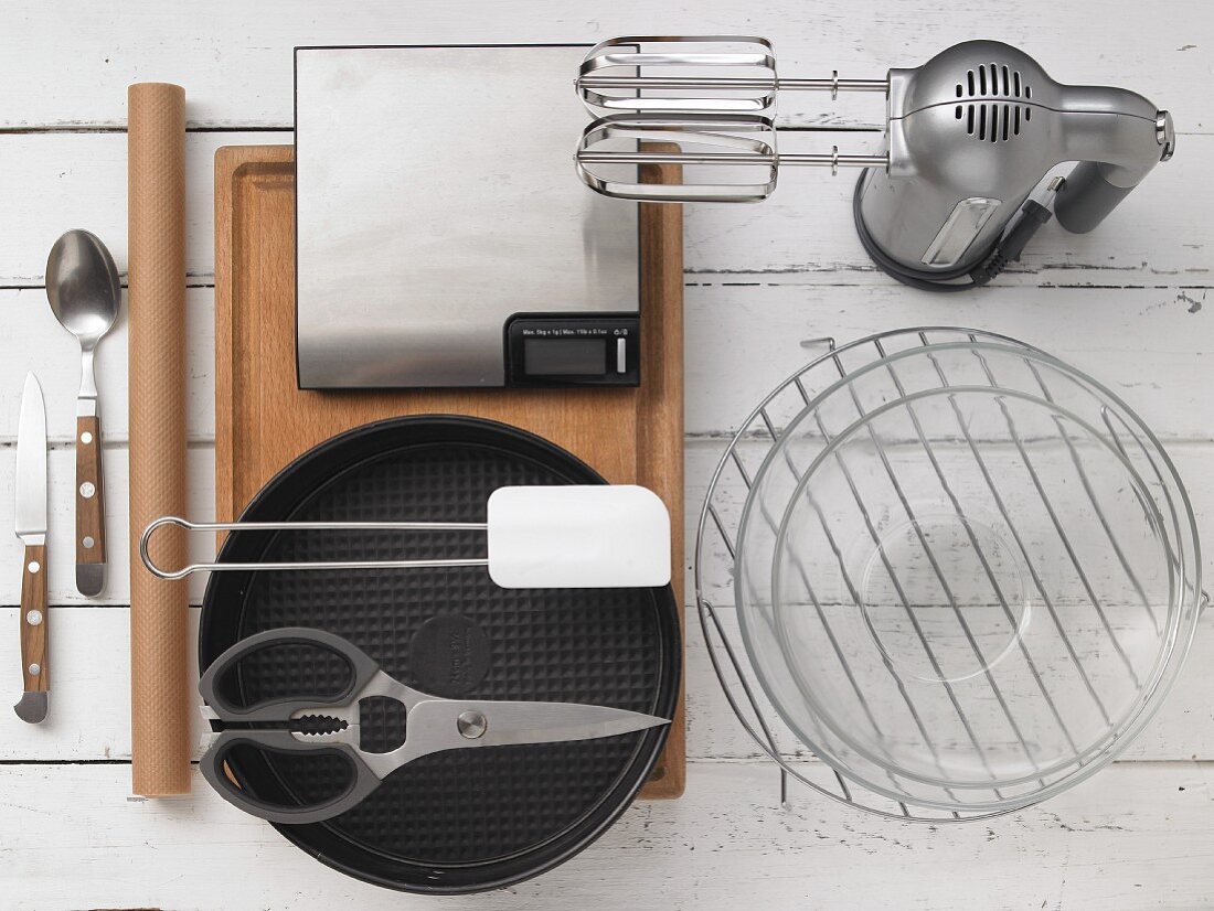 Kitchen utensils for making cake