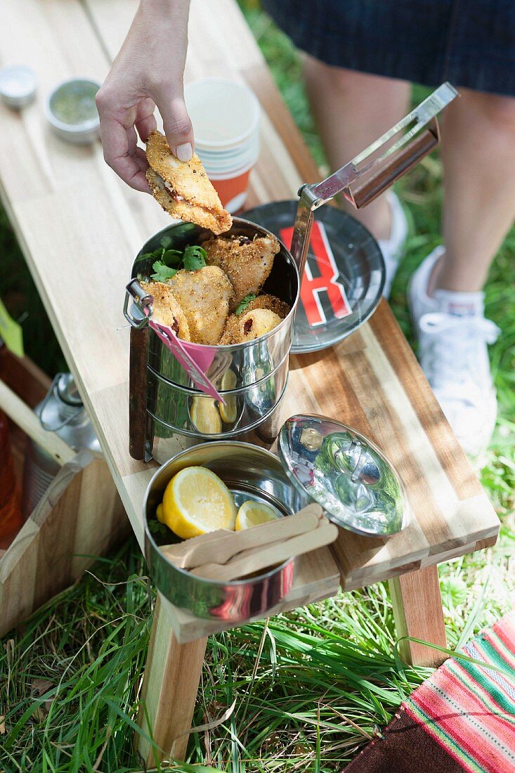 Filled turkey escalopes with a polenta coating for a picnic