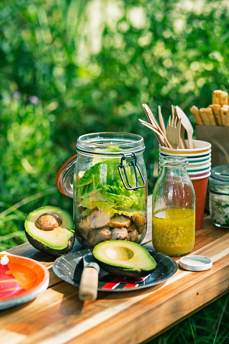 Caesar Salad fürs Picknick in Einmachglas geschichtet