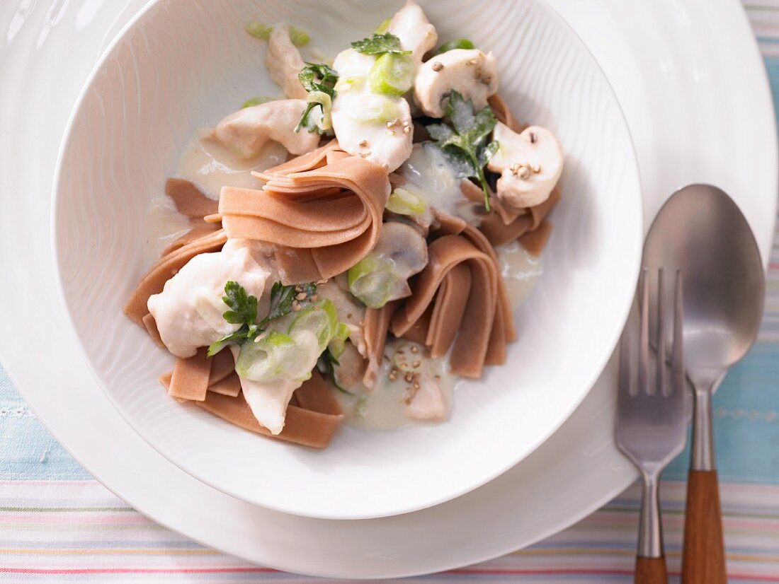 Quick chicken fricassee with wholemeal pasta