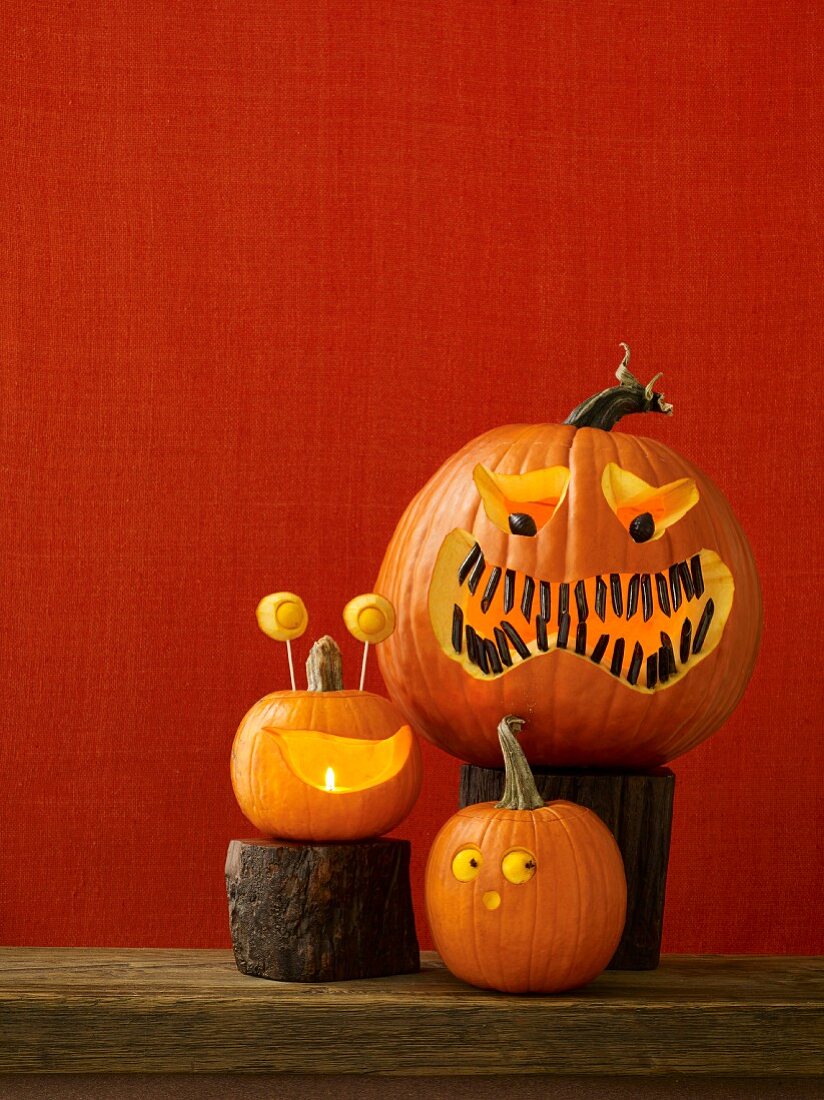 Drei Halloween-Kürbisse mit gruseligen Gesichtern