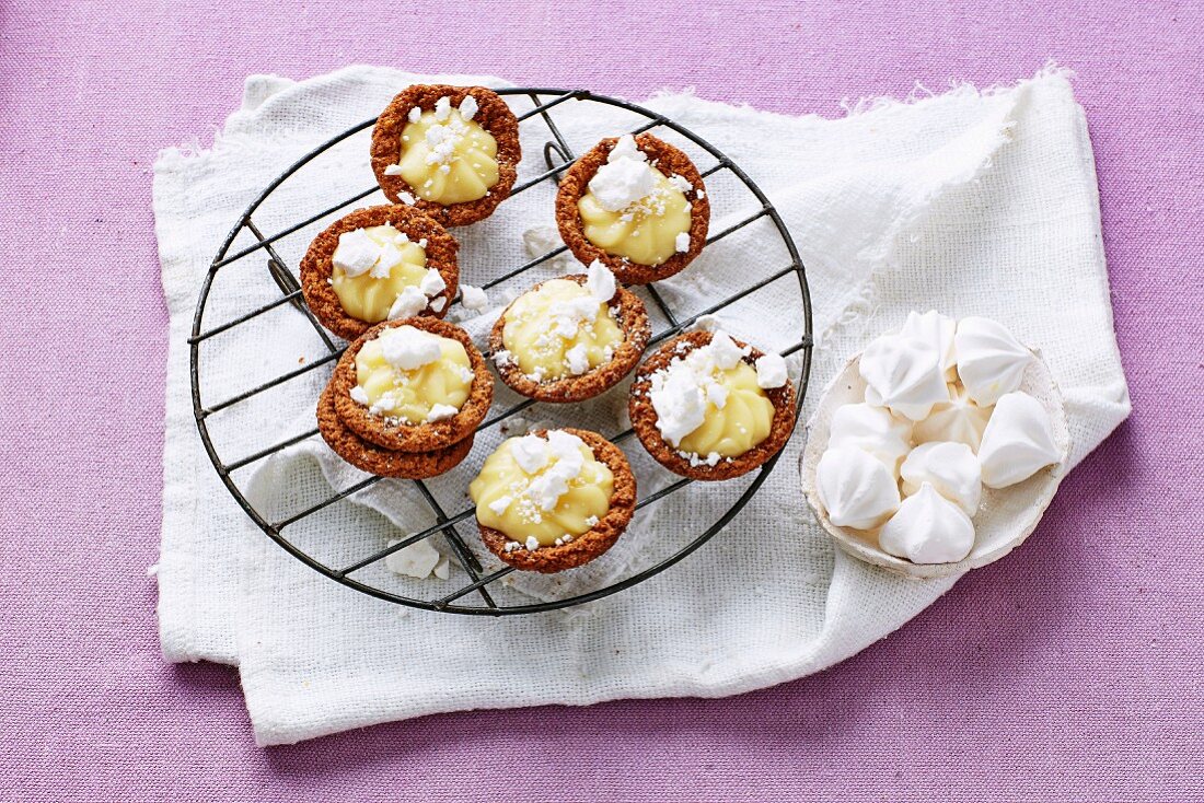 Lemon Meringue Törtchen auf Kuchengitter