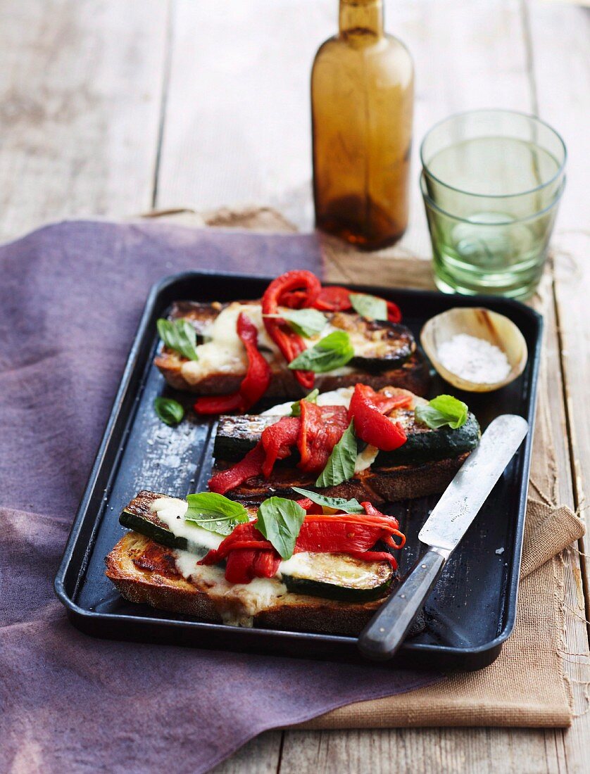 Toasts mit Grillgemüse und Mozzarella