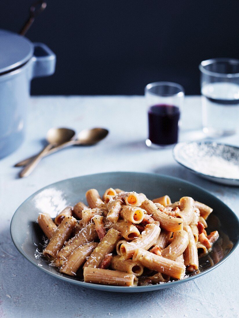 Rigatoni Carbonara mit Knoblauch