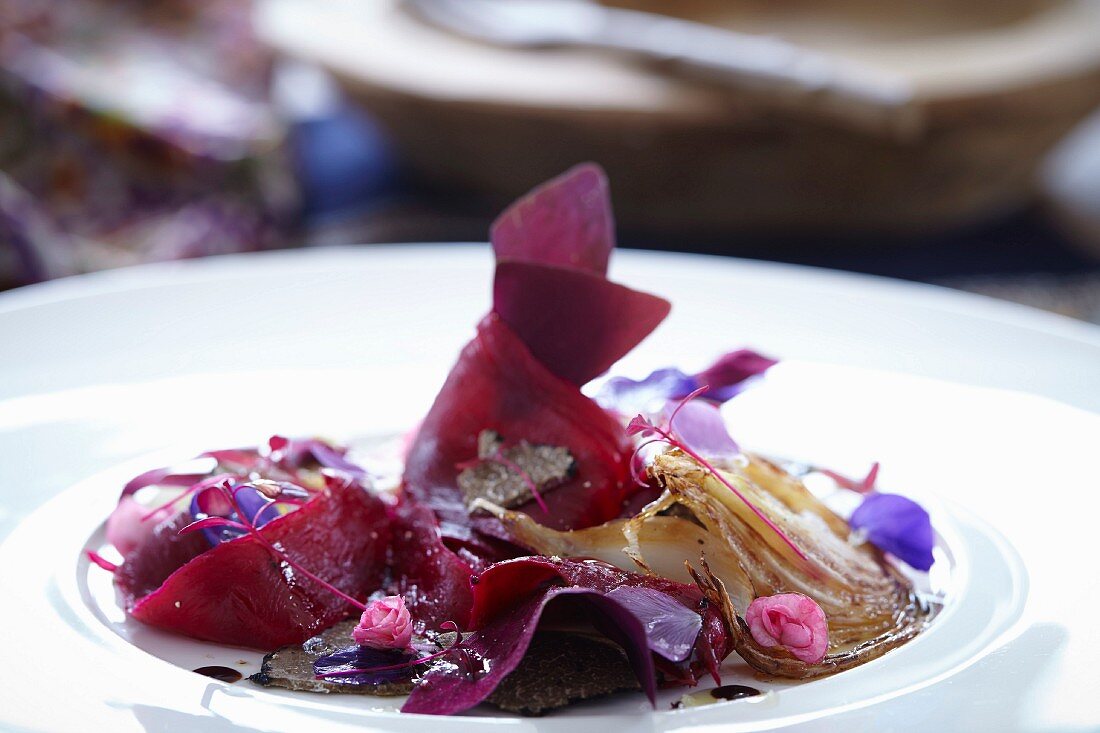 Rote-Bete-Salat mit Zwiebel, Trüffel und Essblüten