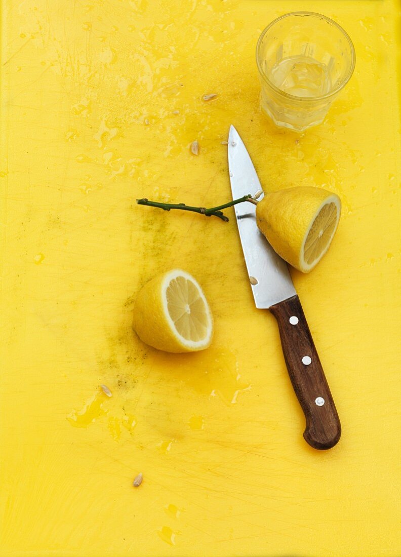 Halbierte sizilianische Zitrone auf gelbem Untergrund