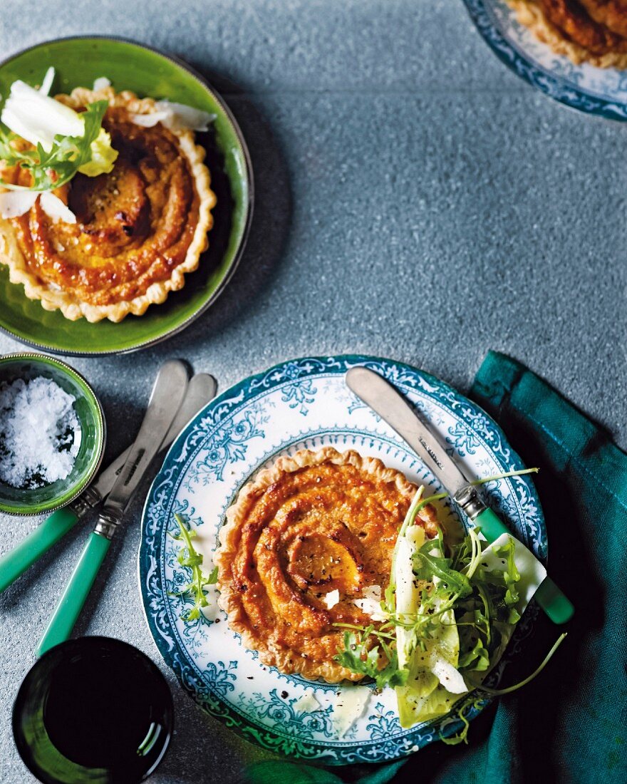 Butternusskürbis-Parmesan-Tarte mit Blattsalat