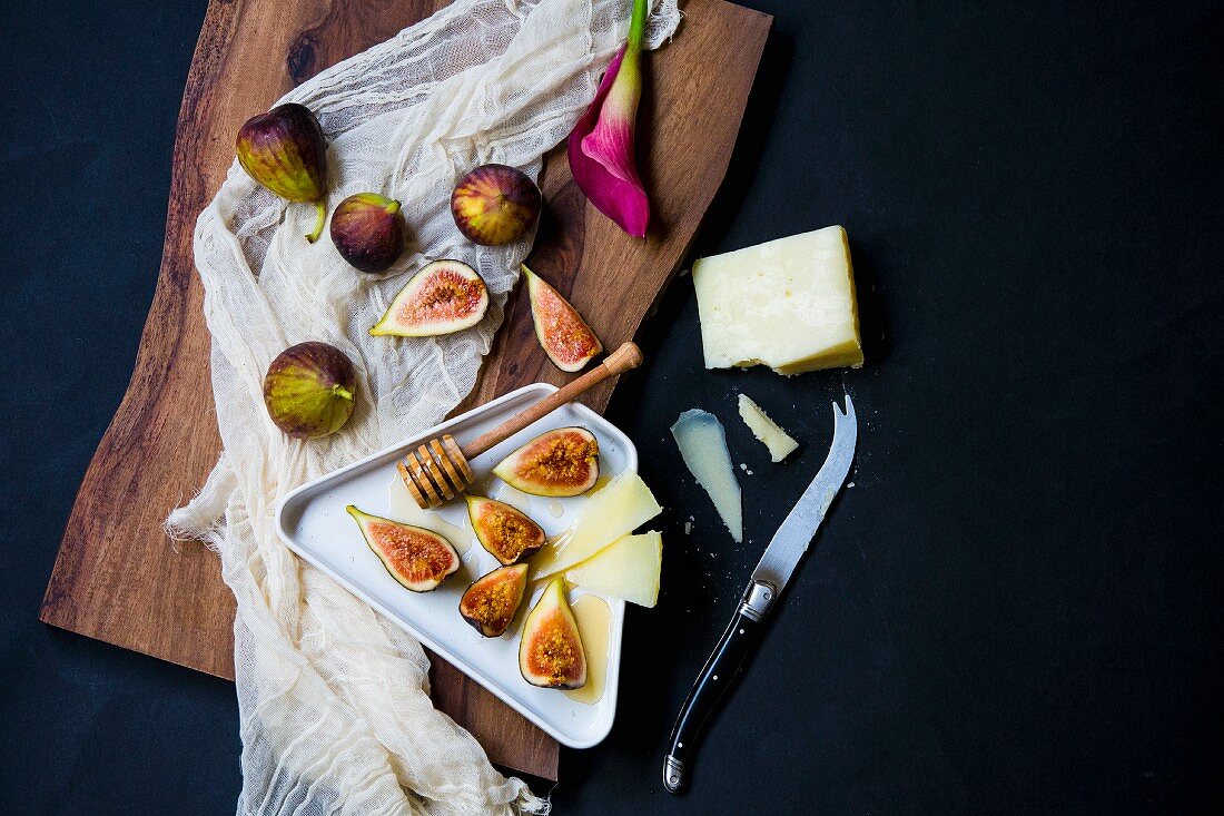 Fresh figs with honey and sheep's milk cheese