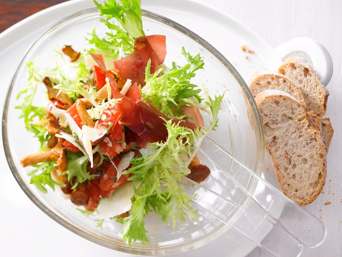 Pfifferlings-Frisee-Salat mit Bündner-Fleisch