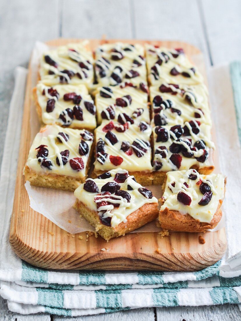 Cake topped with white chocolate, orange and lingonberries
