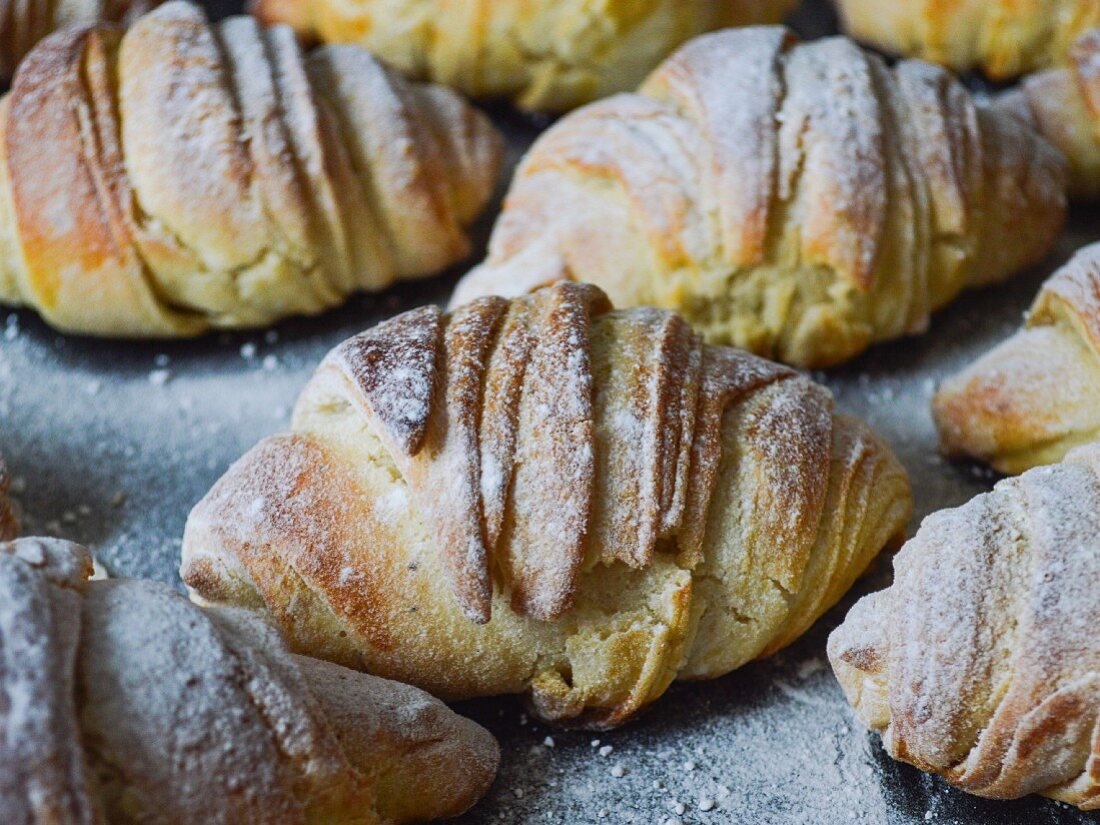 Hausgemachte Croissants mit Puderzucker