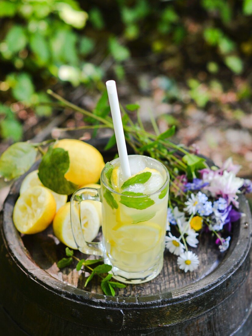 Limonade mit Honig, Minze und Zitronenscheiben