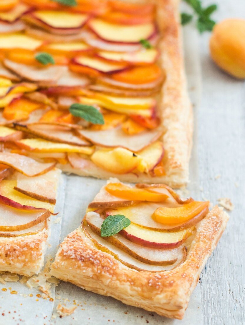 Obsttarte mit Birnenscheiben, Pfirsichen, Nektarinen und Aprikosen