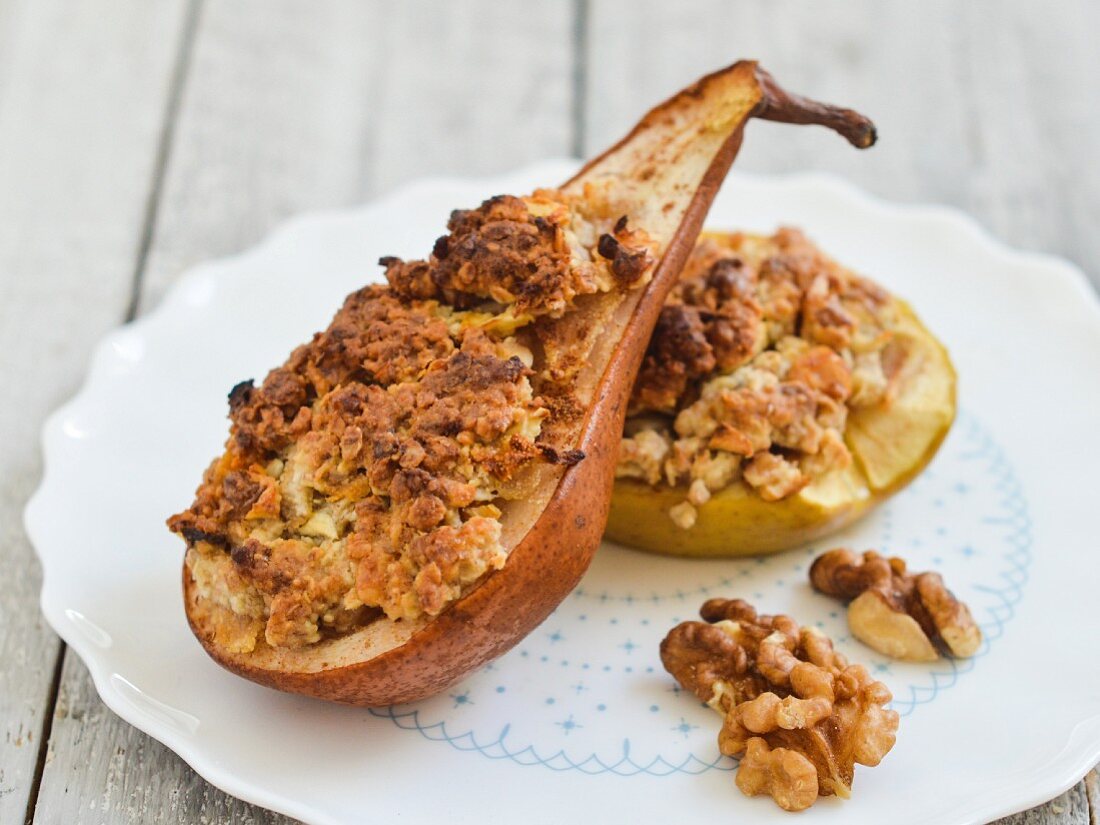 Gebackene Birne und Apfel, gefüllt mit Walnüssen, Mandeln und Streuseln