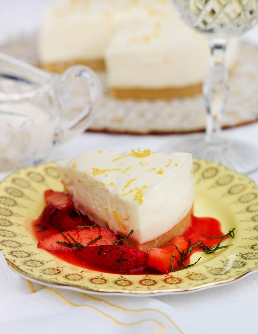 Chilled lemon cake with strawberry compote