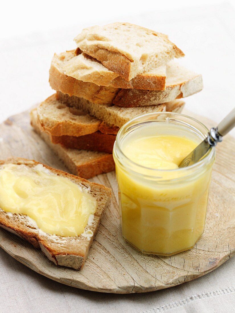 Lemon curd and slices of bread
